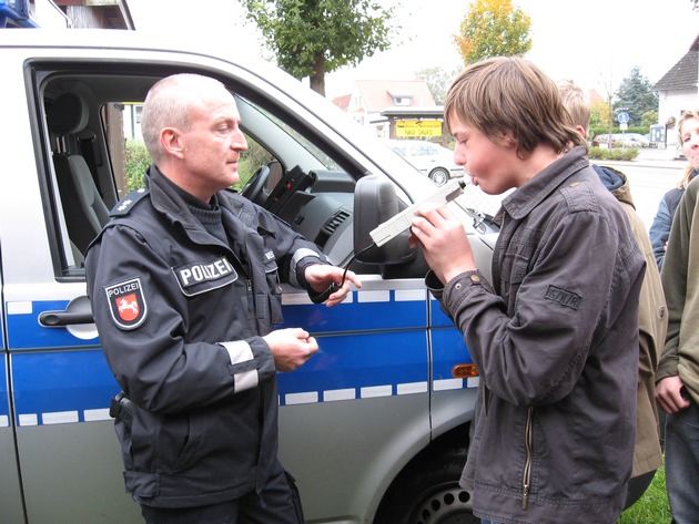 POL-WL: Salzhausen - Gemeinsame Aktion der Reso Fabrik e.V., der Suchtberatung und der Polizei ++ Kakenstorf - Total betrunken mit Auto überschlagen ++ und weitere Meldungen