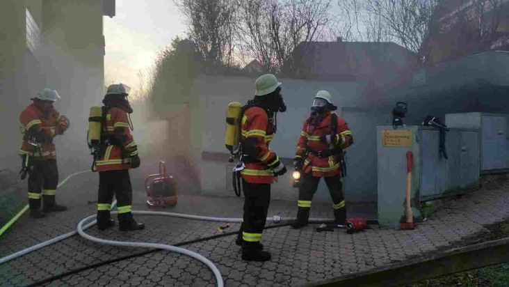 FW-CW: Mülltonnen brennen in Tiefgarage