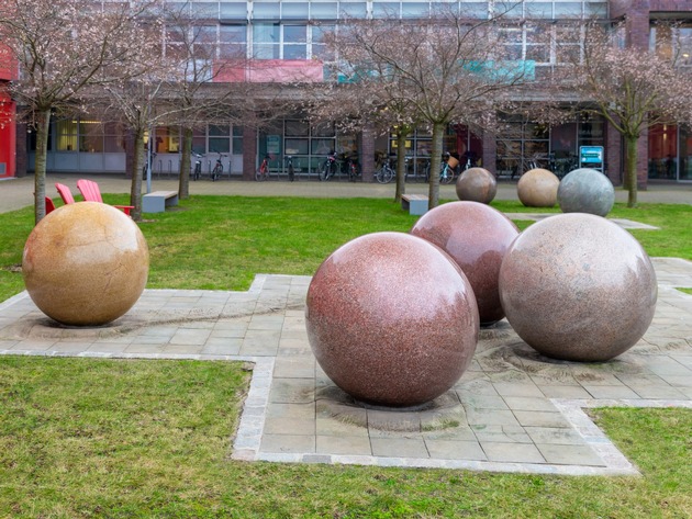 „Boule-Spiel“ vom Bremer Künstler Bernd Uiberall auf dem Campus der Universität Bremen