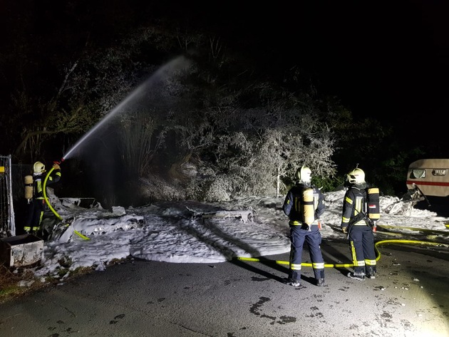 FW-GE: Zwei Brände in der Resser Mark und im Emscherbruch sorgen für Feuerwehreinsatz. / Holzstapel und vier Wohnwagen brennen im Stadtosten von Gelsenkirchen