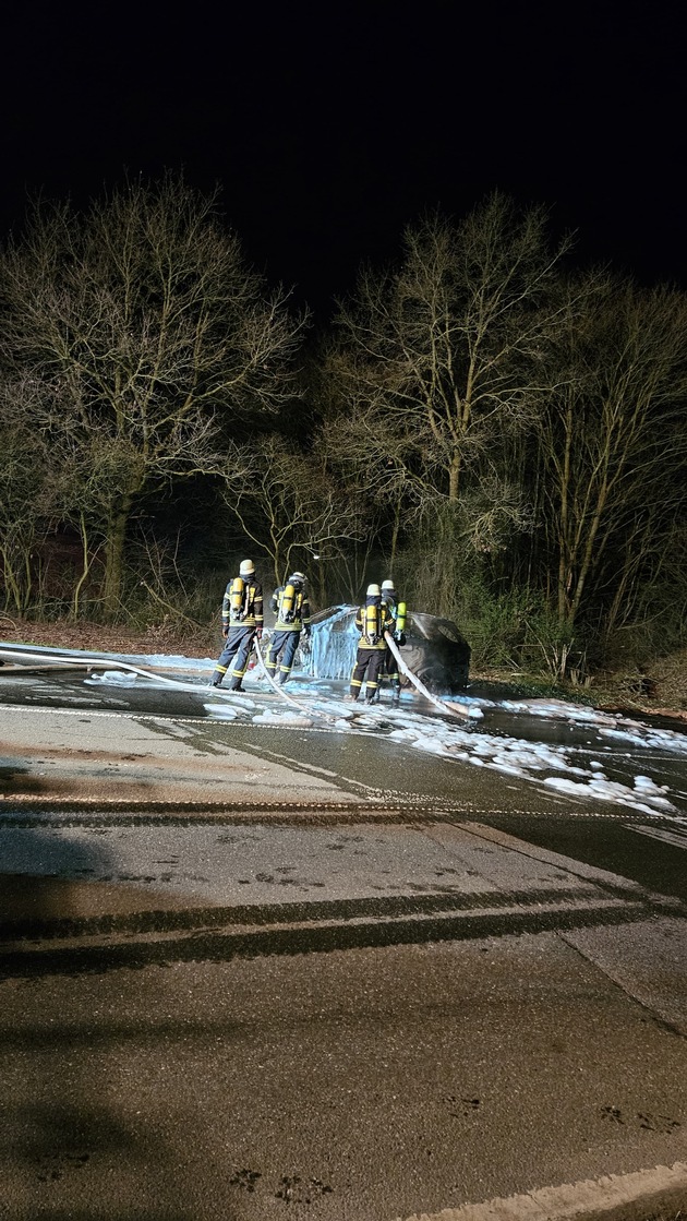 FW-Schermbeck: N&auml;chtlicher PKW-Brand