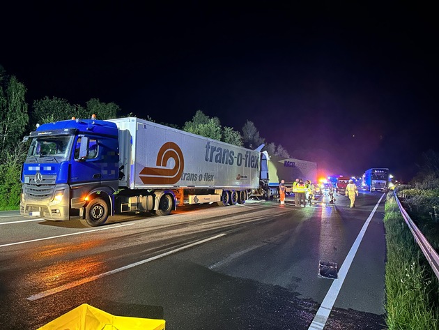 FW Helmstedt: Auffahrunfall mit zwei LKW