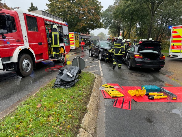 FFW Fredenbeck: Zwei Autofahrer bei Verkehrsunfall verletzt / Feuerwehr befreit Fahrerin aus BMW