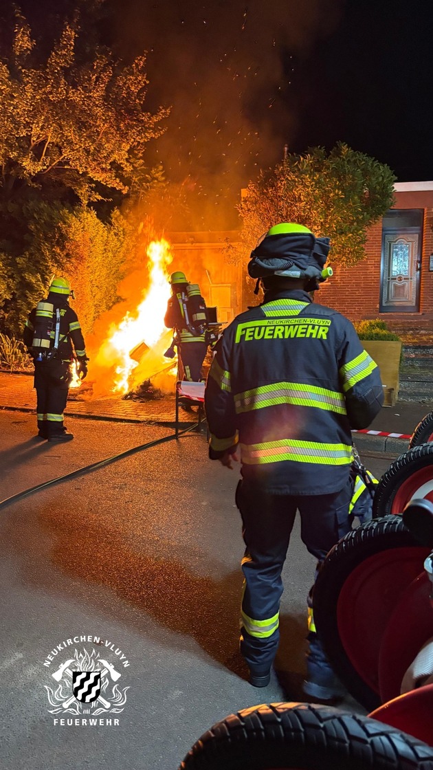 FW Neukirchen-Vluyn: Feuerwehr rückt zu mehreren Bränden aus - Sperrmüll und Carport in Flammen