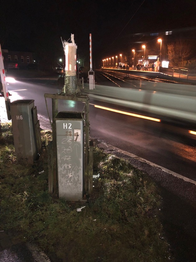 POL-STD: Transporterfahrer missachtet Rotlicht an Dollerner Bahnübergang und stößt mit Schranke zusammen - Fahrer flüchtet zunächst - stellt sich aber später bei der Polizei - Züge haben Verspätung