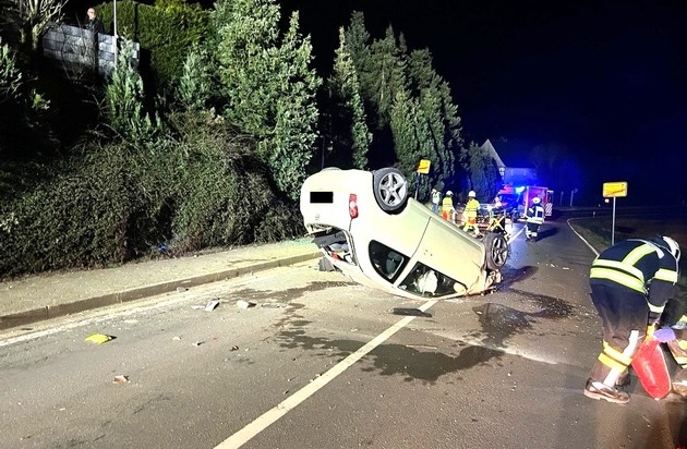 FW-EN: PKW lag nach Unfall auf dem Dach