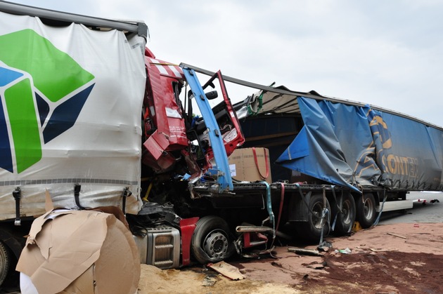 POL-WL: Verkehrsunfall mit tödlich verletztem Lkw-Fahrer +++ Lkw prallt auf Stauende