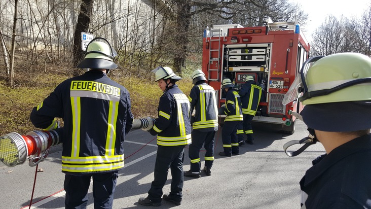 FW-AR: Feuerwehr Arnsberg bindet Nachwuchskräfte für aktiven Dienst:
25 Wehrleute absolvieren Truppmann 1-Lehrgang erfolgreich