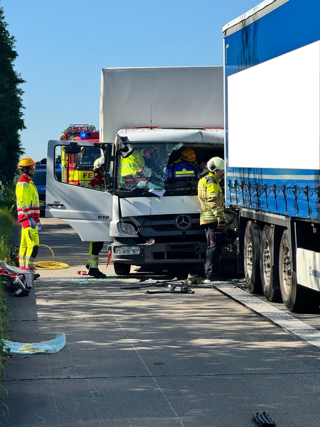 FW Ratingen: LKW-Fahrer eingeklemmt auf Bundesautobahn A3
