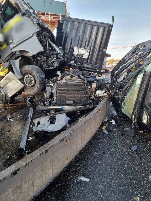 POL-OH: Verkehrsunfall auf der A 5 - Fotos
