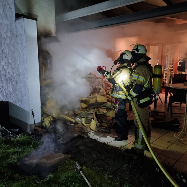 FW Menden: Kaminbrand sorgt für Feuerwehreinsatz - keine Verletzten