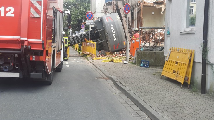 FW Celle: T&ouml;dlicher Arbeitsunfall auf Baustelle - Bagger kippt bei Abrissarbeiten um