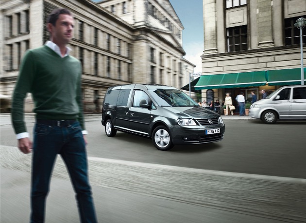 Volkswagen Caddy Maxi - Weltpremiere auf der IAA mit 47 Zentimetern extra / Groß, größer, Maxi: Platz für sieben Personen plus Gepäck 
Caddy Maxi im Schulterschluss zwischen Caddy und T5