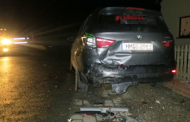 POL-HM: Pkw rammt geparkte Fahrzeuge - Fahrer flüchtet zunächst - weit über 20.000 Euro Schaden