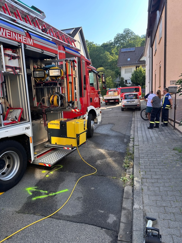 FW Weinheim: Wasserrohrbruch verursacht schwere Sch&auml;den. Weinheimer Feuerwehr und Stadtwerke Weinheim stundenlang gefordert.