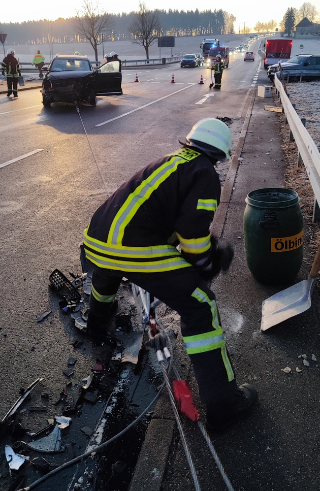 FW Eigeltingen: Einsatz der Feuerwehr Abteilung Eigeltingen wegen Verkehrsunfall auf der B14
