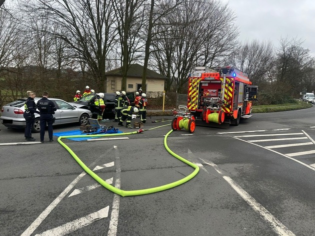 FW-MH: Schwerer Verkehrsunfall mit drei Verletzten