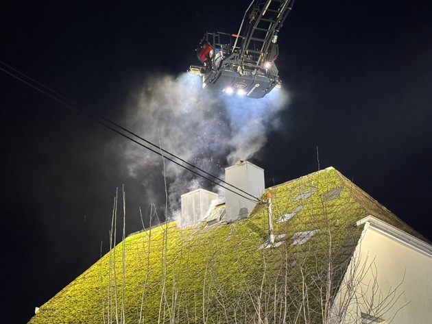 FW VG Westerburg: Kaminbrand besch&auml;ftigt Feuerwehren &uuml;ber Stunden - Brandausbreitung verhindert