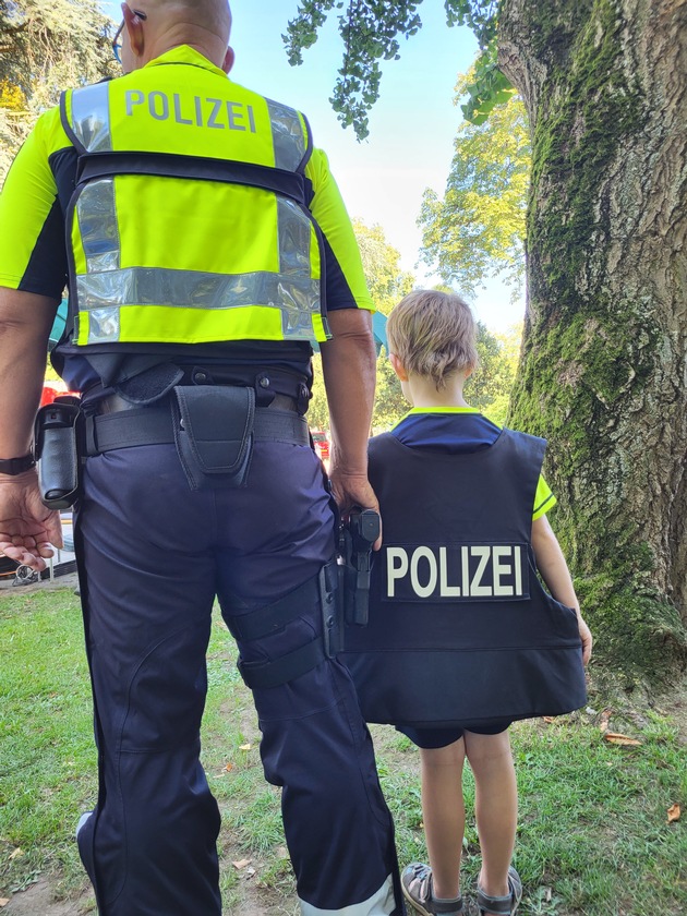 POL-DN: Polizei zum Anfassen - Viele Besucher beim Blaulichttag in Jülich