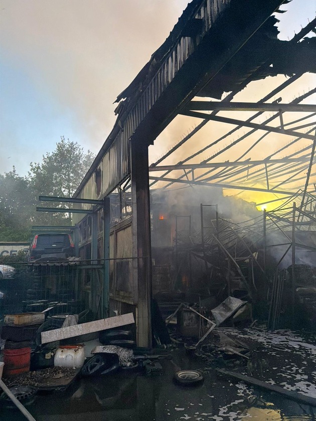 FW Grevenbroich: Folgemeldung Großbrand Grevenbroich: Brand gegen 2:30 Uhr weitgehend gelöscht, Brandwache bleibt noch bis Freitagabend vor Ort.