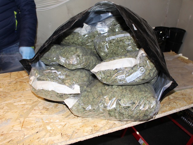 POL-MFR: (453) Ansbacher Kriminalpolizei stellt mehr als 7 Kilogramm Rauschgift und über 700 Cannabispflanzen sicher - Drei Tatverdächtige befinden sich in Untersuchungshaft