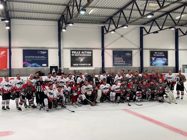 FW Ratingen: Packendes Benefiz-Eishockeyspiel zugunsten der verletzten Einsatzkräfte