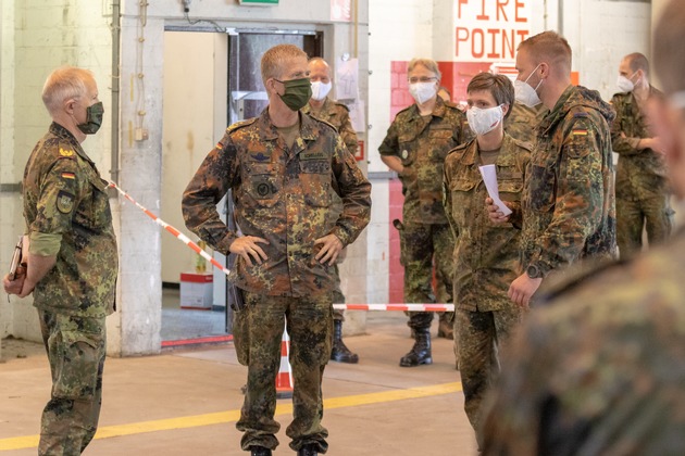 Corona-Hilfe im Kreis Gütersloh mit höchster Priorität: Der Inspekteur der Streitkräftebasis besucht Krisenstab und Soldaten in Rheda-Wiedenbrück