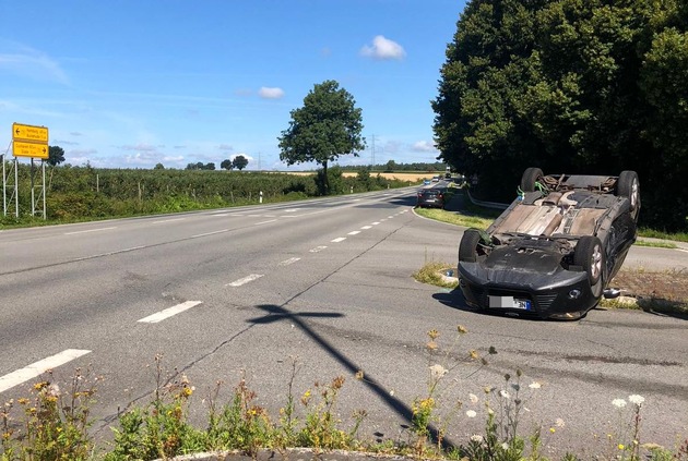 POL-STD: Auto landet nach Unfall auf dem Dach - zwei Personen leicht verletzt