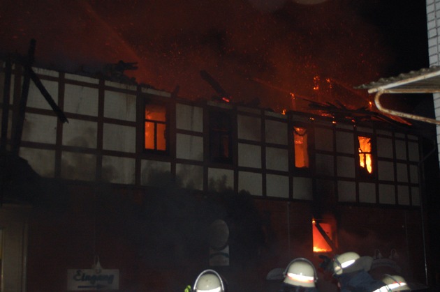 POL-STH: Wohn - und Geschäftshaus durch Brand völlig zerstört