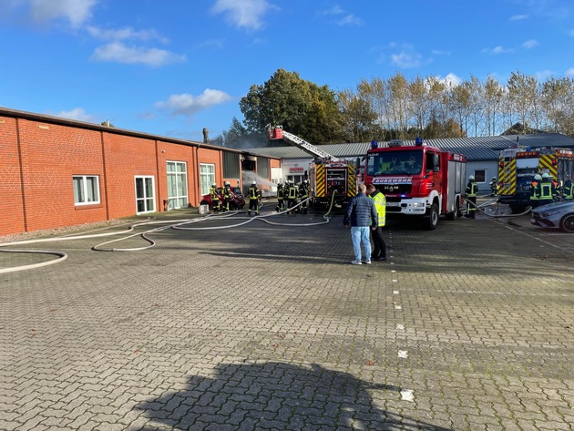FW-ROW: Großfeuer beschäftigt Feuerwehren - Lagerhalle gerät in Brand