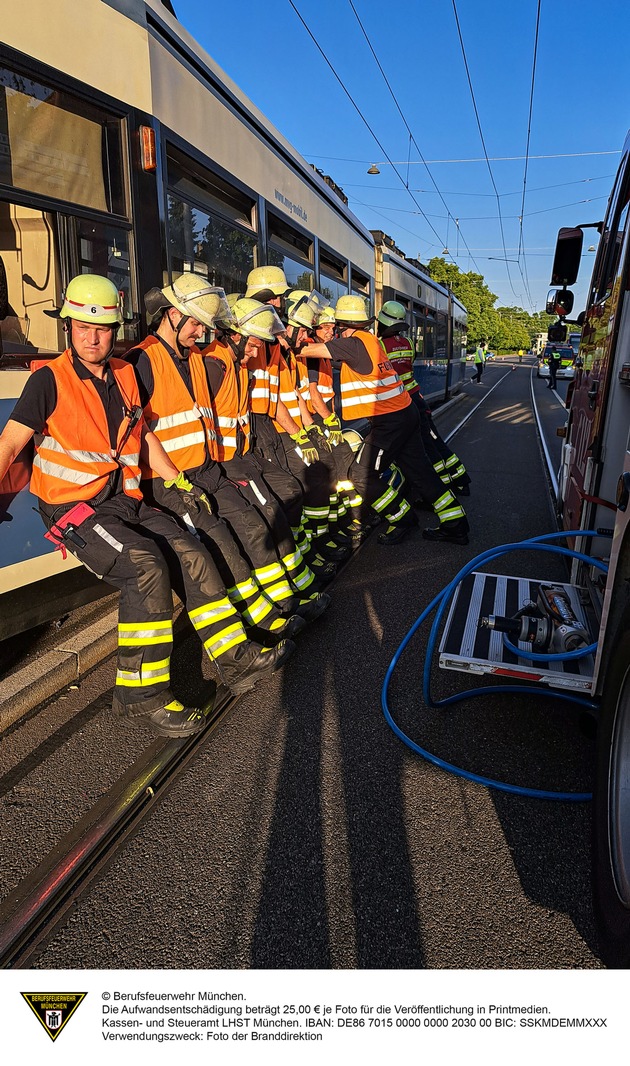 FW-M: Tram kollidiert mit mehreren Fahrzeugen (Nymphenburg)