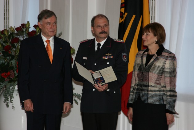 Bundespräsident lobt Ehrenamt als &quot;Lebenselixier&quot; / Köhler ehrt Stadtwehrführer von Neumünster stellvertretend für eine Million Feuerwehrleute