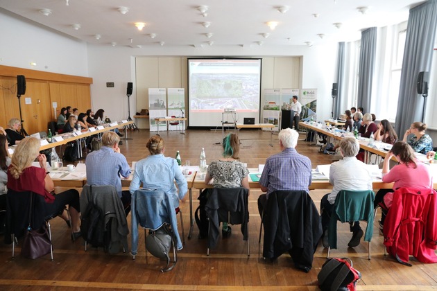 Bundesverband Gebäudegrün startet Dialogreihe mit Städten und Kommunen - DBU fördert
