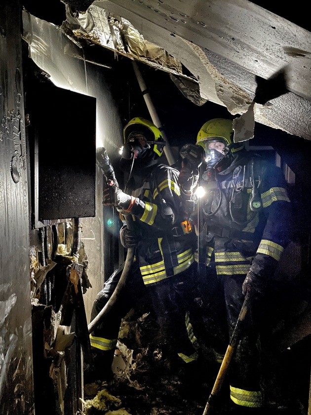 FW-NE: Dachstuhlbrand auf der Erftstraße | Keine Verletzten