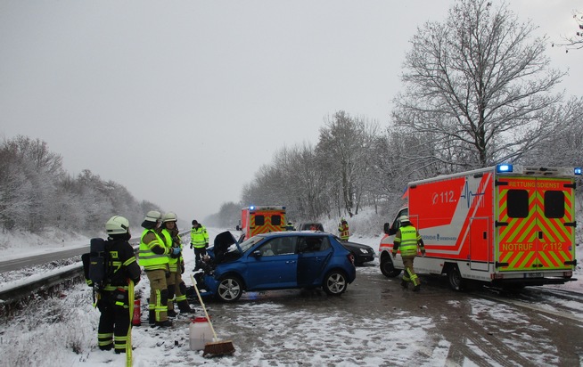 FW Bremerhaven: Verkehrsunfall mit drei Fahrzeugen - fünf verletzte Personen auf der Autobahn 27