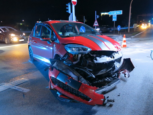 POL-DN: Mutmaßliche Rotlichtfahrt führt zu Unfall