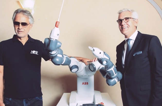 ABB AG: ABB-Roboter YuMi dirigierte Konzert mit Andrea Bocelli in Pisa / Einzigartiger Auftritt zeigte, was passiert, wenn innovative Roboter und Kunst aufeinandertreffen