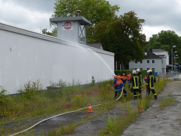 FW-AR: Arnsberger Jugendfeuerwehr löscht den &quot;Brennpunkt&quot;