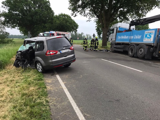 FW Flotwedel: Totalschaden an PKW nach Frontalzusammenstoß - Fahrzeugführer schwer verletzt