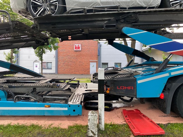 FFW Schiffdorf: Belgischer LKW-Fahrer verliert Hydrauliköl auf Kreisstraße