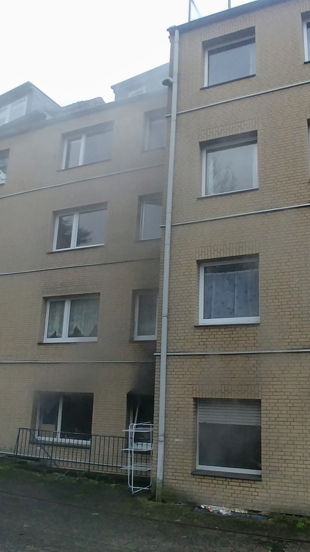 FW-MH: Zimmerbrand in Mehrfamilienhaus - Wohnung unbewohnbar