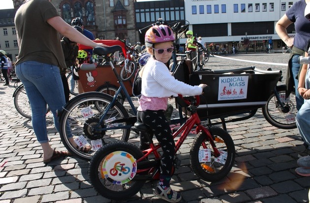 She Drives Mobility: "Platz da für die nächste Generation!" / Die Kidical Mass eroberte die Straßen mit über 100 bunten Fahrraddemos