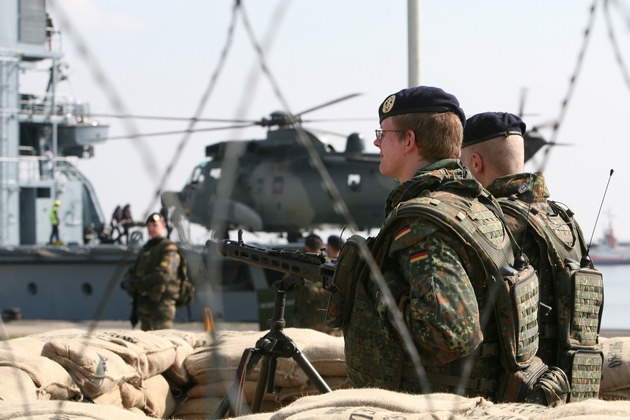 Deutsche Marine - Pressemeldung: Marinesoldaten in Tarnbekleidung: Wie der Rheinländer Carsten Ridderbecks Schiffe schützt