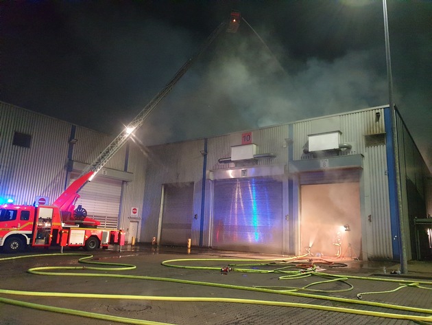 FW-MH: Große Mengen Hausmüll brennen in einer Lagerhalle. Geruchsbelästigung im Stadtgebiet von Mülheim. Großeinsatz für die Feuerwehr