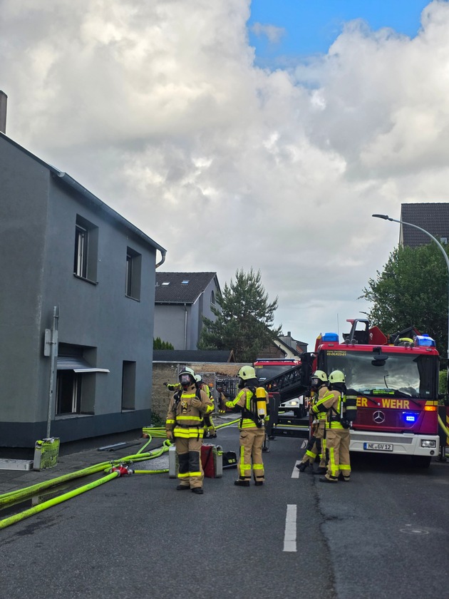 FW Grevenbroich: Feuerwehr l&ouml;scht Geb&auml;udebrand in Neurath