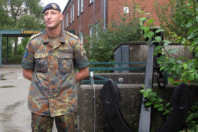 Deutsche Marine - Pressemeldung: Marinesoldaten in Tarnbekleidung: Wie der Rheinländer Carsten Ridderbecks Schiffe schützt