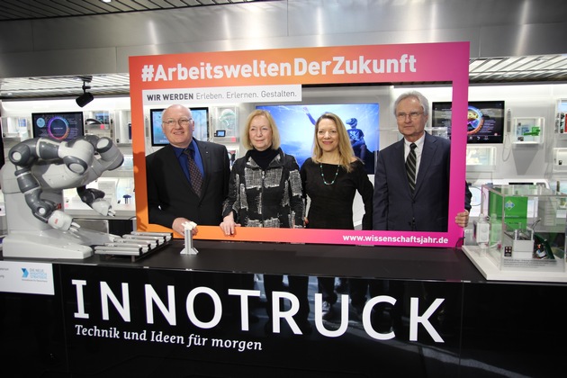 InnoTruck geht mit dem Wissenschaftsjahr 2018 auf Tour / Neue Ausstellung zeigt Arbeitswelten der Zukunft