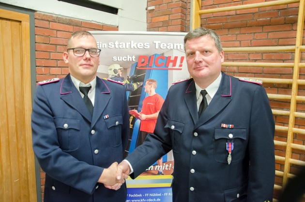 FW-RD: Jörn Iwers wird zum Wehrführer der Freiwilligen Feuerwehr Nübbel gewählt - Kai Rohwer bekommt das Schleswig-Holsteinisches Feuerwehr-Ehrenkreuz in Silber verliehen