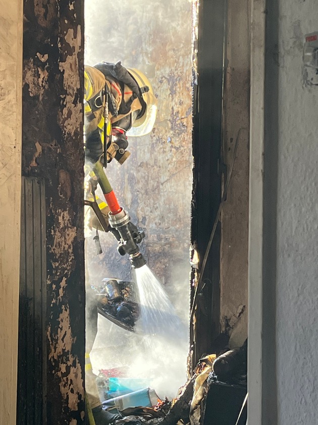 FW Bremerhaven: K&uuml;chenbrandbrand in Lehe - Balkonbrand greift auf K&uuml;che &uuml;ber