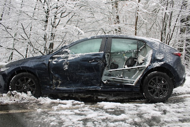 POL-RBK: Rhein.-Berg. Kreis - Schneeglätte sorgt für zahlreiche Verkehrsunfälle im Kreisgebiet